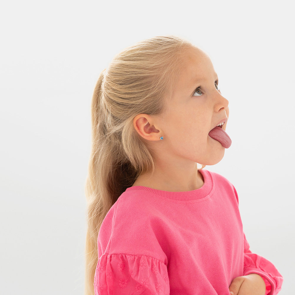 Zilveren kinderoorbellen: Hartjes met kristal blauw schroefsluiting