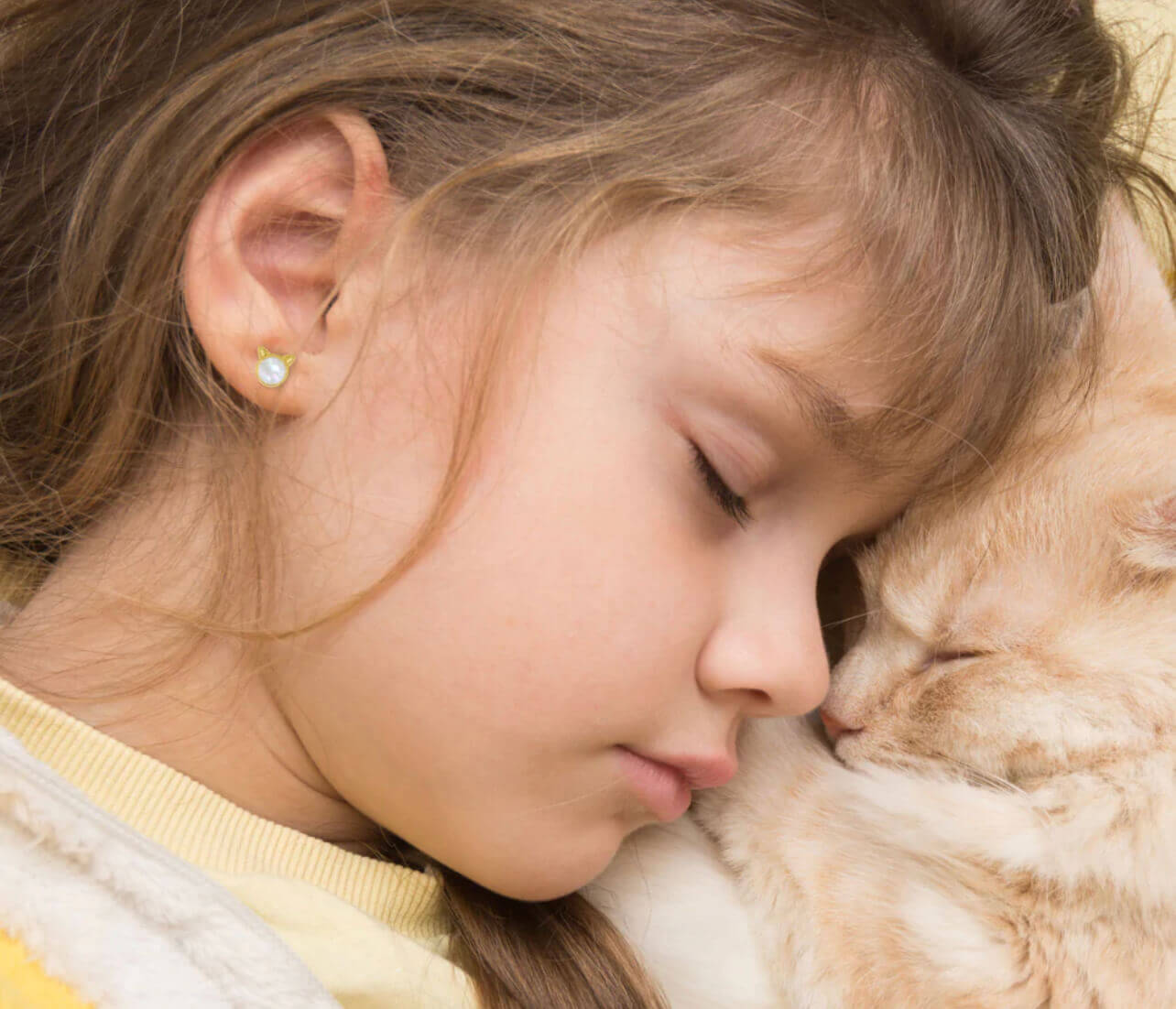 Gouden kinderoorbellen met schroefsluiting