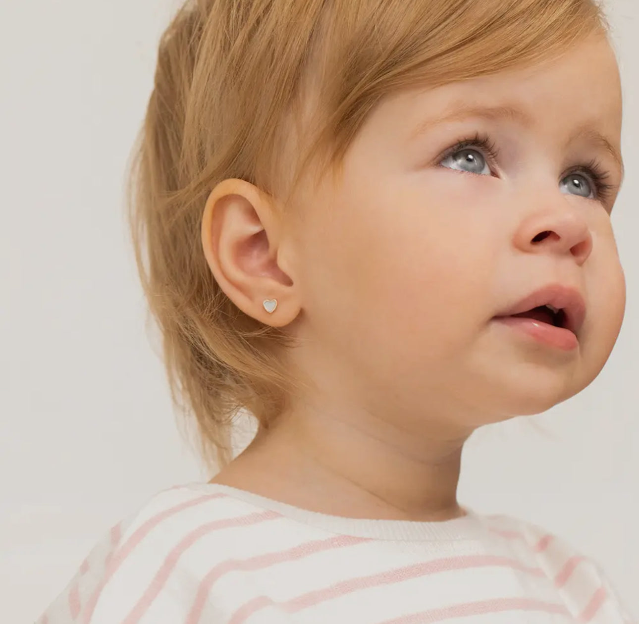 Gouden kinderoorbellen: Hartje parelmoer met schroefsluiting