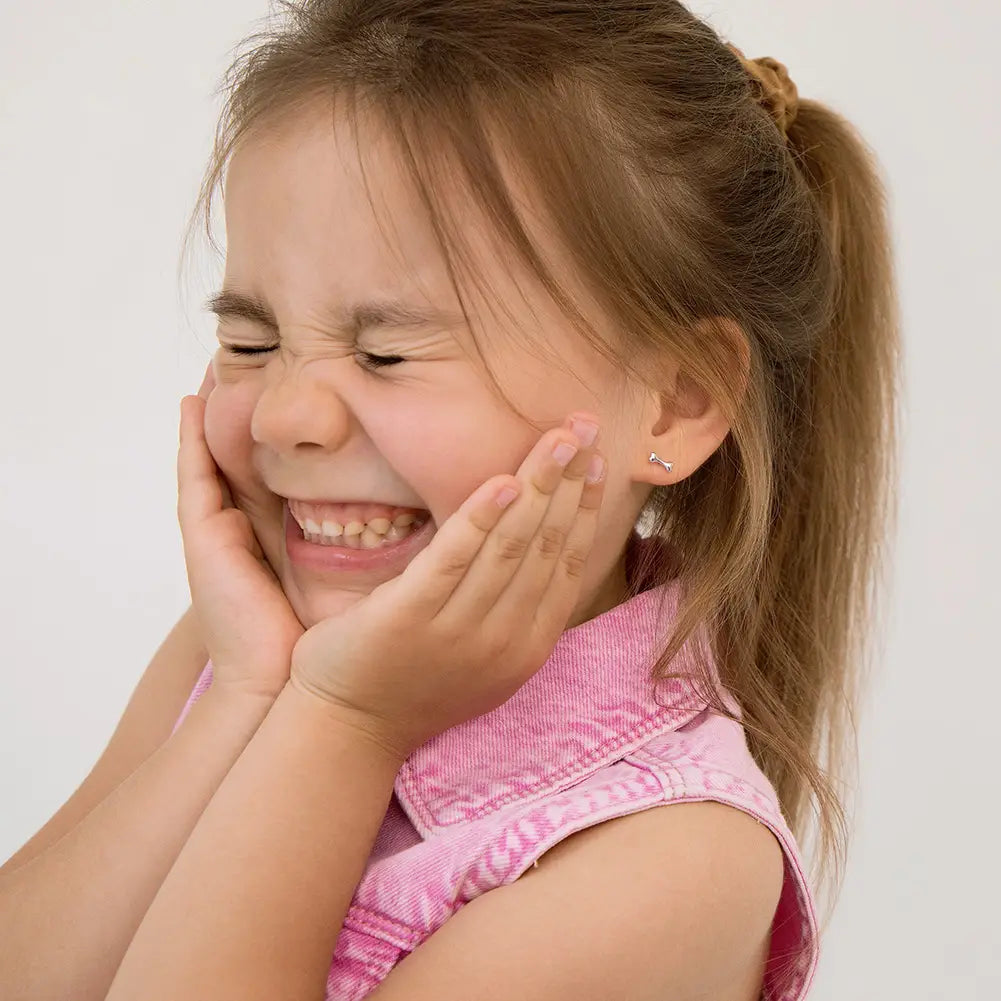 Silberne Kinder-Ohrringe: Hund/Knochen mit Schraubverschluss