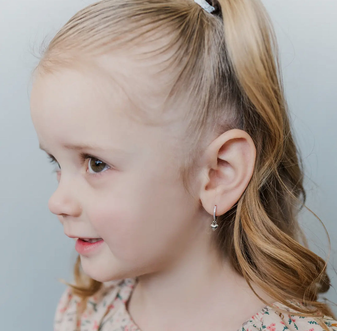 Silberne Ohrringe für Kinder: Herzen (Kreolen)